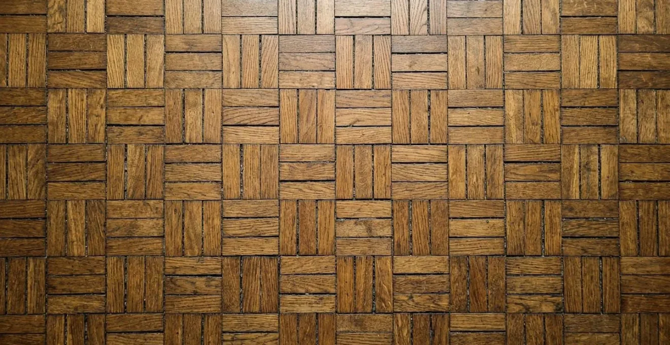 Vue en plongée d'un parquet en chêne avec joints visibles dus à la sécheresse