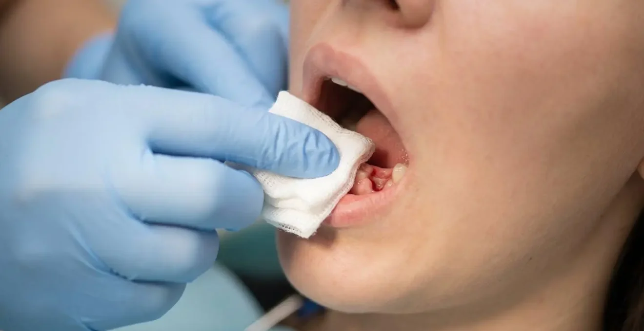 Mains nettoyant délicatement une bouche d'extraction avec un chiffon